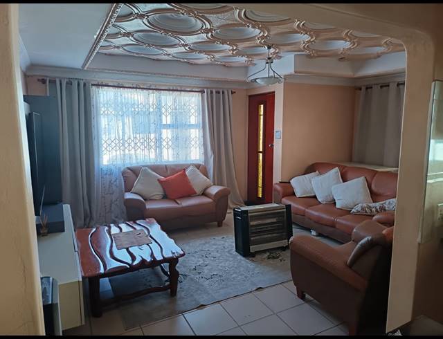 3 BEDROOM FREEHOLD FOR SALE IN MANDELA PARK